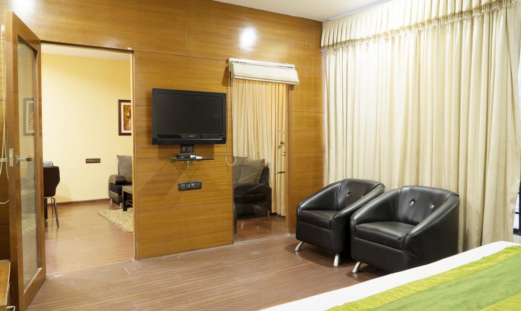 Capital O 15537 Dev Corporate Hotell Ahmedabad Exteriör bild